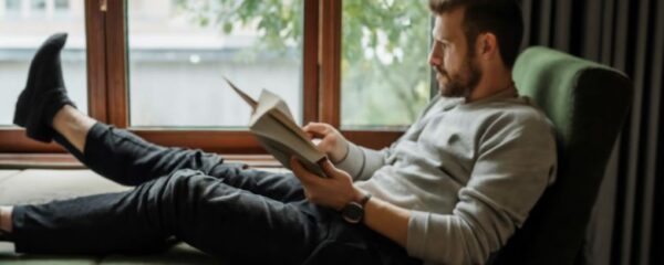 oreiller de lecture avec un homme