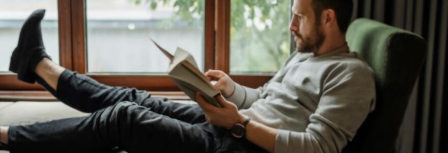 oreiller de lecture avec un homme