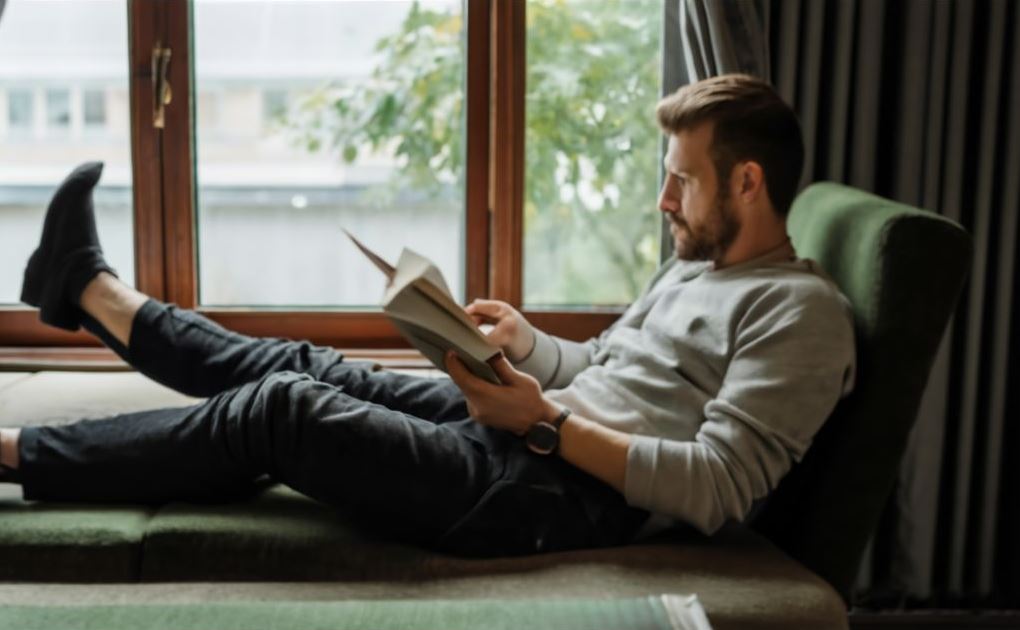 oreiller de lecture avec un homme